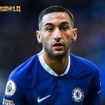 Setelah gagal menjadi rekan Lionel Messi, winger Chelsea, Hakim Ziyech justru bakal bermain bersama Cristiano Ronaldo di Arab Saudi.