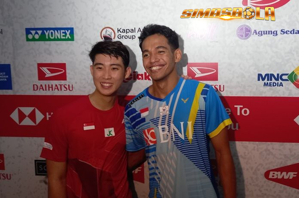 Juara dunia satu kali itu mengalahkan wakil tuan rumah, Chico dalam permainan dua gim dengan skor 21-15, 23-21.