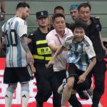 Momen Penyusup Lapangan Fansnya Messi Gocek Petugas Keamanan