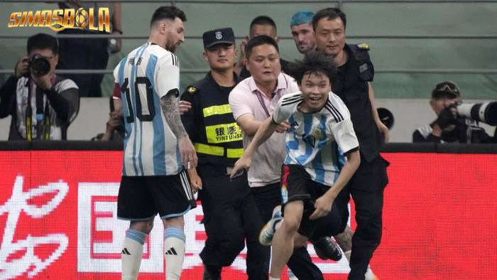 Momen Penyusup Lapangan Fansnya Messi Gocek Petugas Keamanan