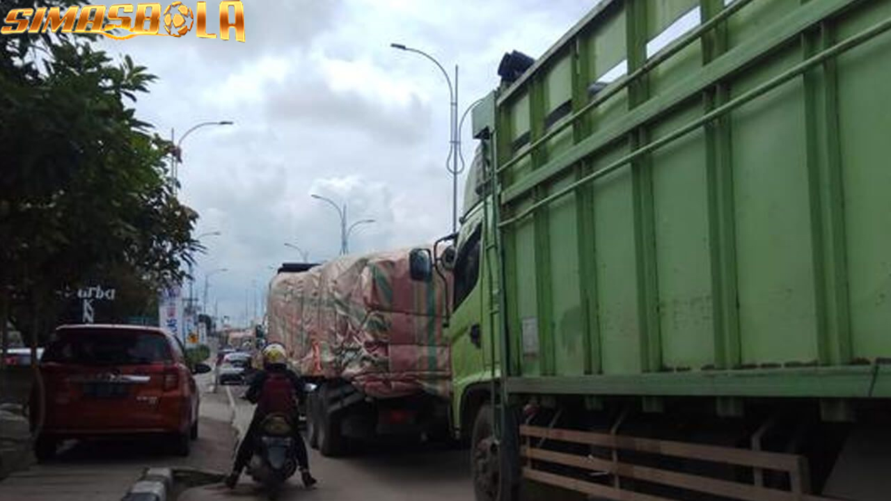 Pelajaran Insiden Pemotor Gagal Nyalip Baru-baru ini, video yang menunjukkan pemotor gagal nyalip truk viral di media sosial.