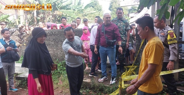 Kuburan Penuh Lalat Kuburan 'baru' di pemakaman keluarga di Tanahsareal, Kota Bogor, membuat geger warga. Pasalnya, kuburan tersebut