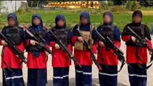 Geger Santriwati Angkat Senjata Laras Panjang Sebuah foto yang memperlihatkan sejumlah santriwati mengangkat senjata laras panjang dan memakai rompi antipeluru viral di media sosial.