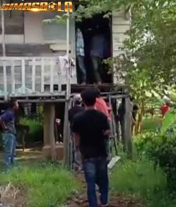 Duduk Perkara Warga di Palembang Saling Rusak Rumah, Polisi Ungkap Faktanya Polisi membuka fakta viralnya rumah warga di Palembang yang di rusak sejumlah pria.