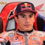 Pembalap Repsol Honda, Marc Marquez, menengok ke belakang dan menunggu rekan setimnya, Joan Mir, lolos jelang berakhirnya balapan sprint