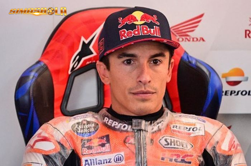 Pembalap Repsol Honda, Marc Marquez, menengok ke belakang dan menunggu rekan setimnya, Joan Mir, lolos jelang berakhirnya balapan sprint