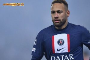 Neymar bak muka badak, tetap ngotot 'jual diri' ke Barcelona meski sudah ditolak. Nama Neymar kerap muncul setiap bursa transfer musim panas