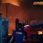 2 Rumah warga di Kota Makassar, Sulawesi Selatan (Sulsel) terbakar saat sedang di tinggal pemiliknya mudik ke kampung halaman di Kota Palopo.