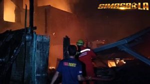 2 Rumah warga di Kota Makassar, Sulawesi Selatan (Sulsel) terbakar saat sedang di tinggal pemiliknya mudik ke kampung halaman di Kota Palopo.