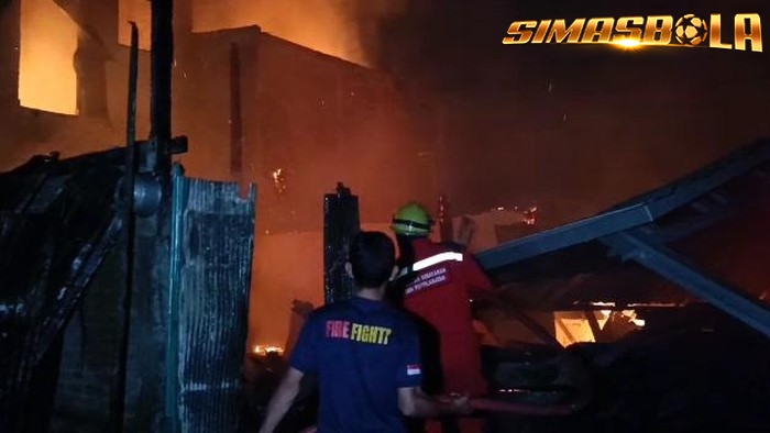 2 Rumah warga di Kota Makassar, Sulawesi Selatan (Sulsel) terbakar saat sedang di tinggal pemiliknya mudik ke kampung halaman di Kota Palopo.