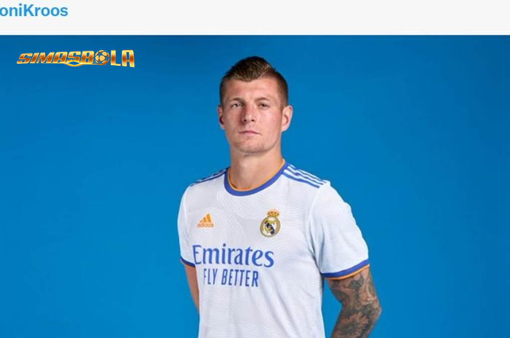 Penyerang anyar Real Madrid, Joselu, menyebut Toni Kroos seharusnya memiliki trofi Ballon d'Or sebanyak Cristiano Ronaldo.