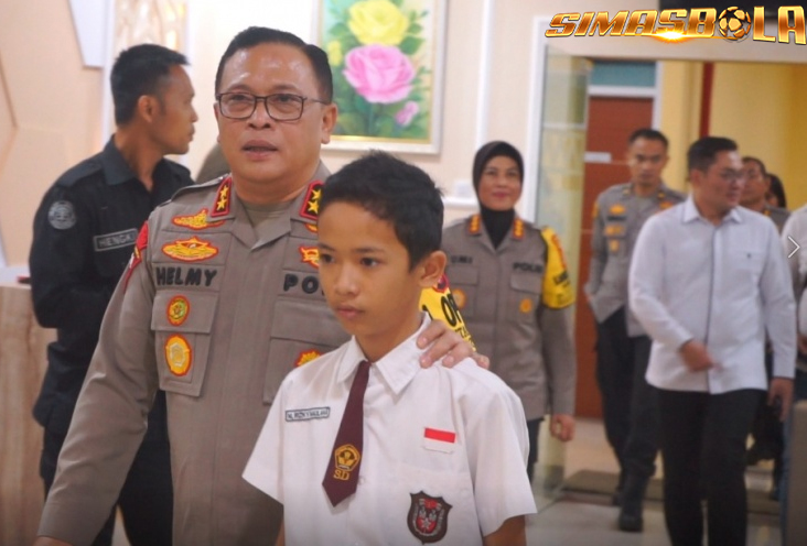 Bocah SD Gagalkan Aksi Penjembretan Handphone Kapolda Lampung Irjen Pol Helmy Santika memberikan hadiah atas keberanian Rizky Maulana