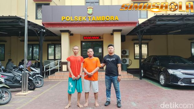 Detik-detik Duo Penjudi Slot Curi Spion Duo sekawan, Nur Aji (29) dan Adam Sulaiman (37), di tangkap polisi setelah mencuri spion mobil Mazda CX