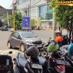 Viral Juru Parkir Bawa Mobil di Semarang Video yang menunjukkan seorang tukang parkir membawa mobil saat bekerja viral di media sosial.