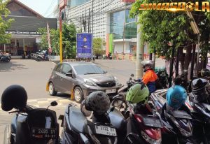 Viral Juru Parkir Bawa Mobil di Semarang Video yang menunjukkan seorang tukang parkir membawa mobil saat bekerja viral di media sosial.