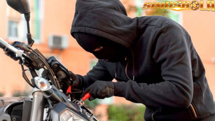 Pencurian Motor di Kedai Kopi Depok Terekam Kamera CCTV Honda beat milik penjaga kedai kopi di Jalan Raya KSU, Tirtajaya, Sukmajaya,