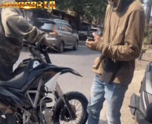 Viral Pemotor Di cegat Paksa 2 Pria di Depok Video pengendara motor hendak di rampas di tengah jalanan di Depok, Jawa Barat (Jabar)