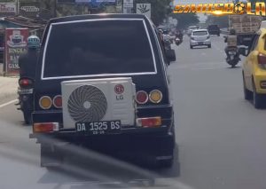 Viral Pengendara Ini Pasang AC Rumahan di Mobil Jagat maya kembali di hebohkan dengan unggahan video yang memerlihatkan sebuah Mobil