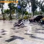 Viral Jalan di Medan Di keramik Jakarta Sebuah video viral menggemparkan publik dengan memperlihatkan seorang pengendara motor terpeleset