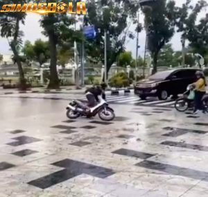 Viral Jalan di Medan Di keramik Jakarta Sebuah video viral menggemparkan publik dengan memperlihatkan seorang pengendara motor terpeleset