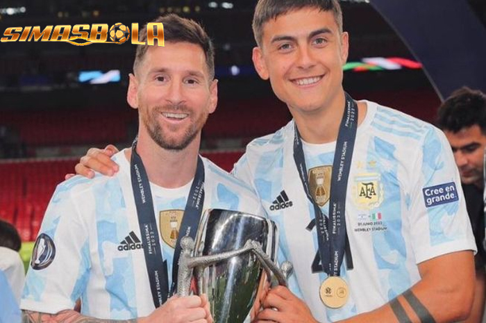 Penyerang AS Roma, Paulo Dybala, membela kaptennya di timnas Argentina, Lionel Messi, sebagai pemain yang layak mendapatkan trofi Ballon d'Or.