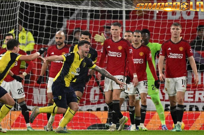 Old Trafford Di obok-obok Stadion Old Trafford di obok-obok, Man United terkena bantai Bournemouth dengan skor telak 0-3 pada lanjutan laga