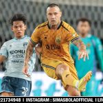 Menyatu dengan Kearifan Lokal, Radja Nainggolan Nongkrong dan Makan di Warung Bareng 4 Pemain Bhayangkara FC