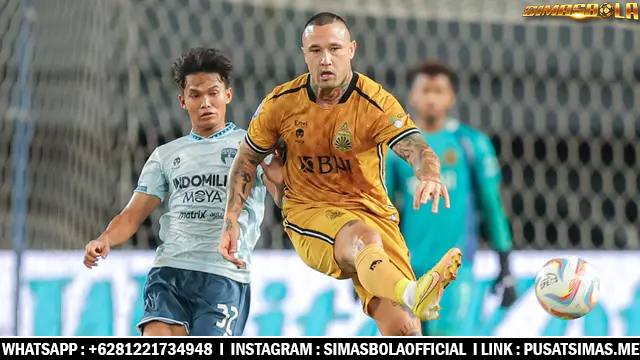 Menyatu dengan Kearifan Lokal, Radja Nainggolan Nongkrong dan Makan di Warung Bareng 4 Pemain Bhayangkara FC