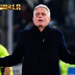 Jose Mourinho tampak emosional usai dipecat dari jabatannya sebagai pelatih AS Roma.Berakhir sudah kisah tiga tahun kebersamaan