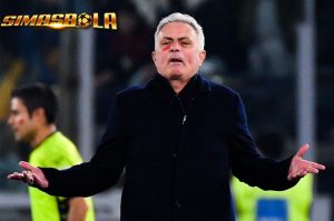 Jose Mourinho tampak emosional usai dipecat dari jabatannya sebagai pelatih AS Roma.Berakhir sudah kisah tiga tahun kebersamaan