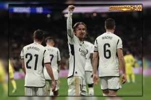 Modric Jangan Pindah Dulu Gelandang Real Madrid, Luka Modric, di minta tidak pindah karena warisan Karim Benzema bisa di langkahi.