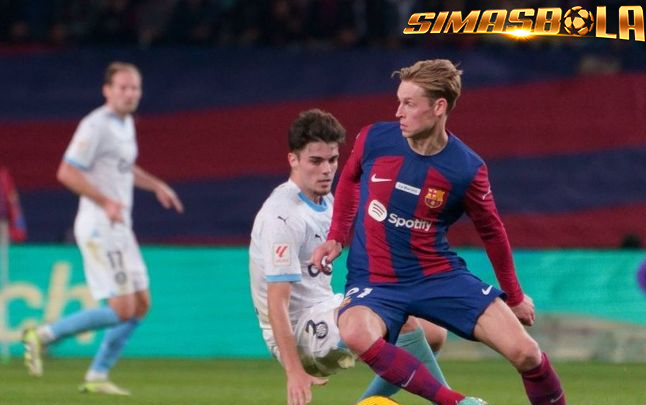 Nasib De Jong Berubah Arah Barcelona memutuskan untuk menyodorkan tawaran cepat yang mengubah arah nasib gelandang mereka, Frenkie de Jong.