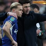 Pelatih Chelsea, Mauricio Pochettino, tampak kesal dengan sikap yang ditunjukkan suporter The Blues dalam laga menghadapi Leicester City.