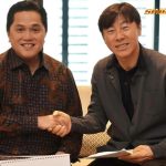 Ketua Umum PSSI Erick Thohir bertemu dengan pelatih timnas Indonesia Shin Tae-yong jelang melawan Vietnam Timnas Indonesia dijadwalkan