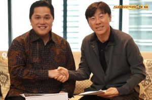 Ketua Umum PSSI Erick Thohir bertemu dengan pelatih timnas Indonesia Shin Tae-yong jelang melawan Vietnam Timnas Indonesia dijadwalkan