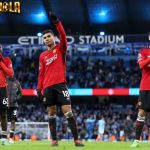 Manchester United batal membantu Arsenal dan Liverpool sehingga membuat papan atas klasemen Liga Inggris 2023-2024 semakin panas.