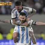 Niat ingin pamer gaya keren, Lionel Messi malah dibilang mirip orang yang mengidap sakit mata.Tingkah polah Lionel Messi selalu mengundang