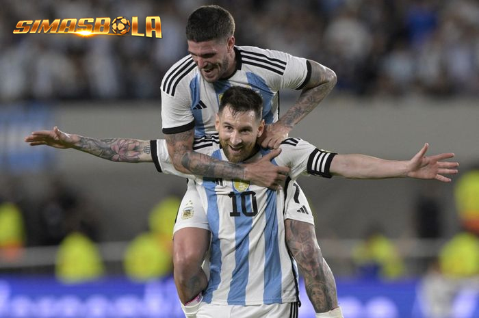 Niat ingin pamer gaya keren, Lionel Messi malah dibilang mirip orang yang mengidap sakit mata.Tingkah polah Lionel Messi selalu mengundang