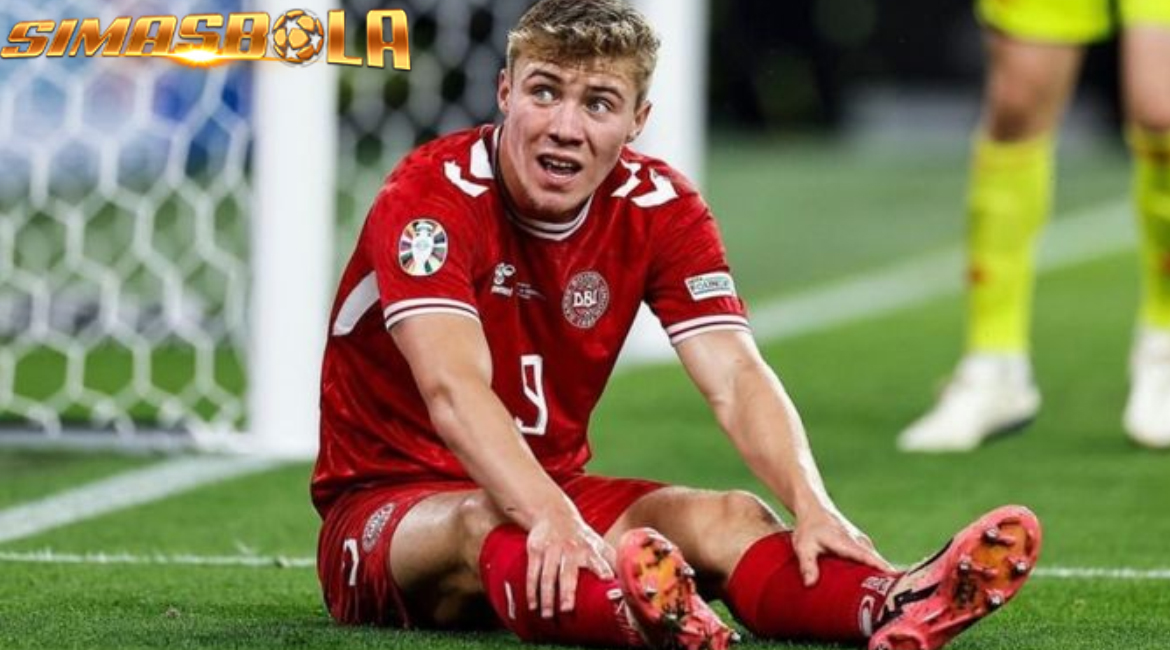 EURO 2024 - Rasmus Hojlund Kena Semprot Eks Kapten Tergalak Man United usai Buang-Buang Peluang untuk Timnas Denmark