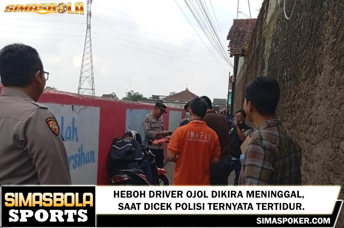 Keberadaan seorang driver ojek online (ojol) tertunduk tak bergerak di atas motor terparkir membuat warga heboh.