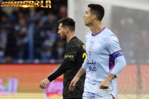 Eks bomber Manchester United, Carlos Tevez, memilih untuk mengkhianati Cristiano Ronaldo demi Lionel Messi meski pernah dua tahun main