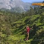 Seorang wisatawan mancanegara nekat menyeberangi Sungai Woro, Desa Balerante, Kecamatan Kemalang, Klaten, dengan seutas tali