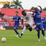 Malut United membatalkan pertandingan melawan Arema FC meski memimpin di babak pertama berkat tendangan bebas Yakob Sayuri.