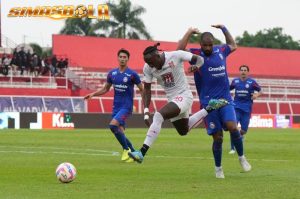 Malut United membatalkan pertandingan melawan Arema FC meski memimpin di babak pertama berkat tendangan bebas Yakob Sayuri.