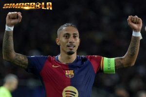 Raphinha tetap bertahan bersama Barcelona hingga saat ini, yang merupakan aspek lain yang menarik. Mengenakan seragam raksasa