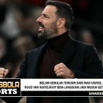 Ruud van Nistelrooy bisa langsung jadi musuh Setan Merah kurang dari sebulan setelah didepak dari Manchester United.